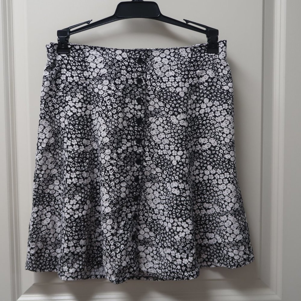 Japna Sz Medium Mini skirt Black and White Floral Elastic Waist Band 100% Rayon